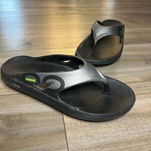 OOfos Ooriginal Sport Casual‎ Silver Flip Flops Men 12 Women 14